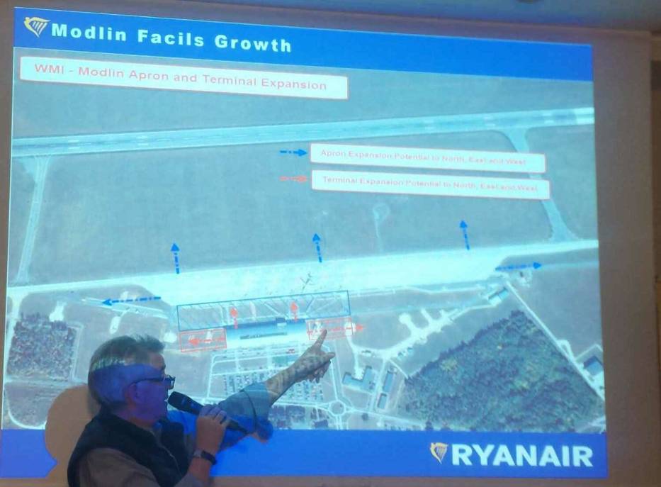 Michael O'leary prezentujący plan rozbudowy lotniska w Modlinie