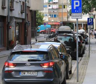 Koniec z parkowaniem na chodnikach? Ministerstwo odpowiada na doniesienia