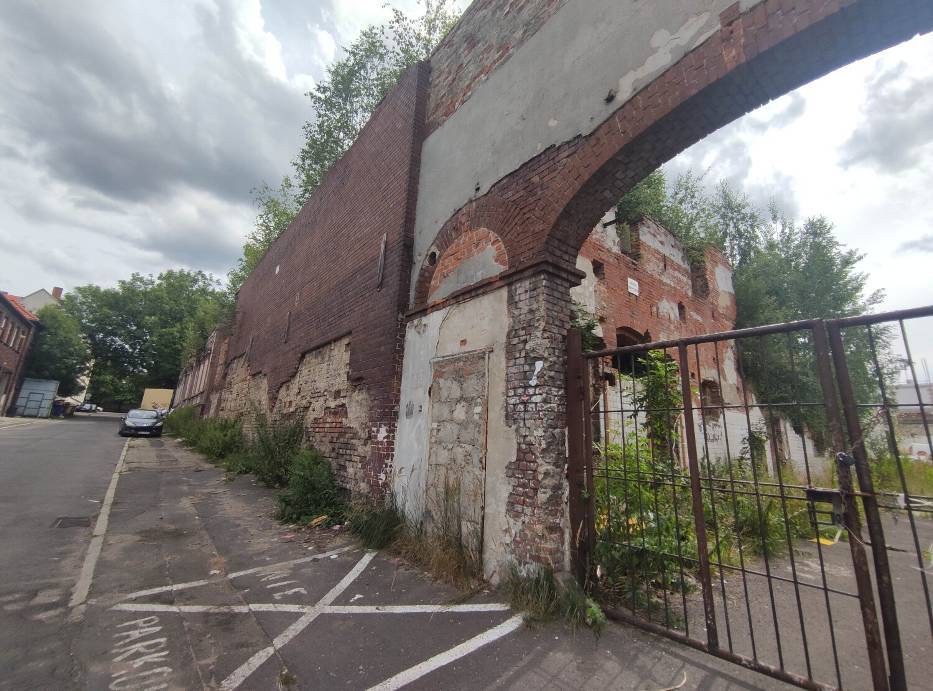 Znikną pozostałości byłej pływalni miejskiej w centrum Wałbrzycha - zobaczcie jej zdjęcia