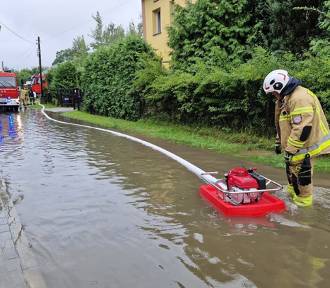Intensywne deszcze w Śląskiem - stany ostrzegawcze na rzekach, liczne podtopienia