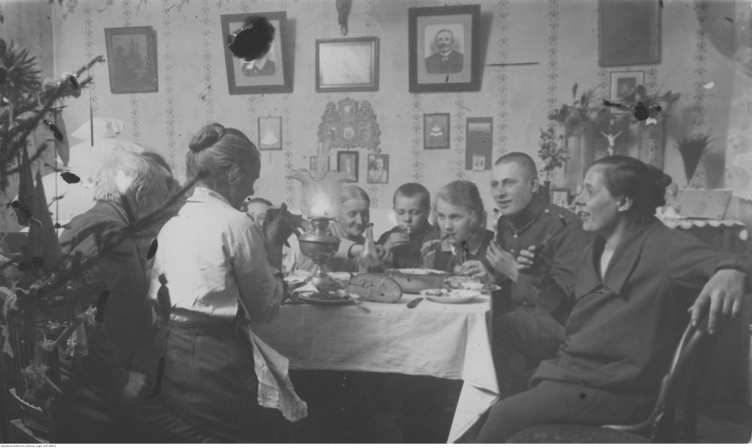 1926Boże Narodzenie w Warszawie - członkowie rodziny przy stole wigilijnym
