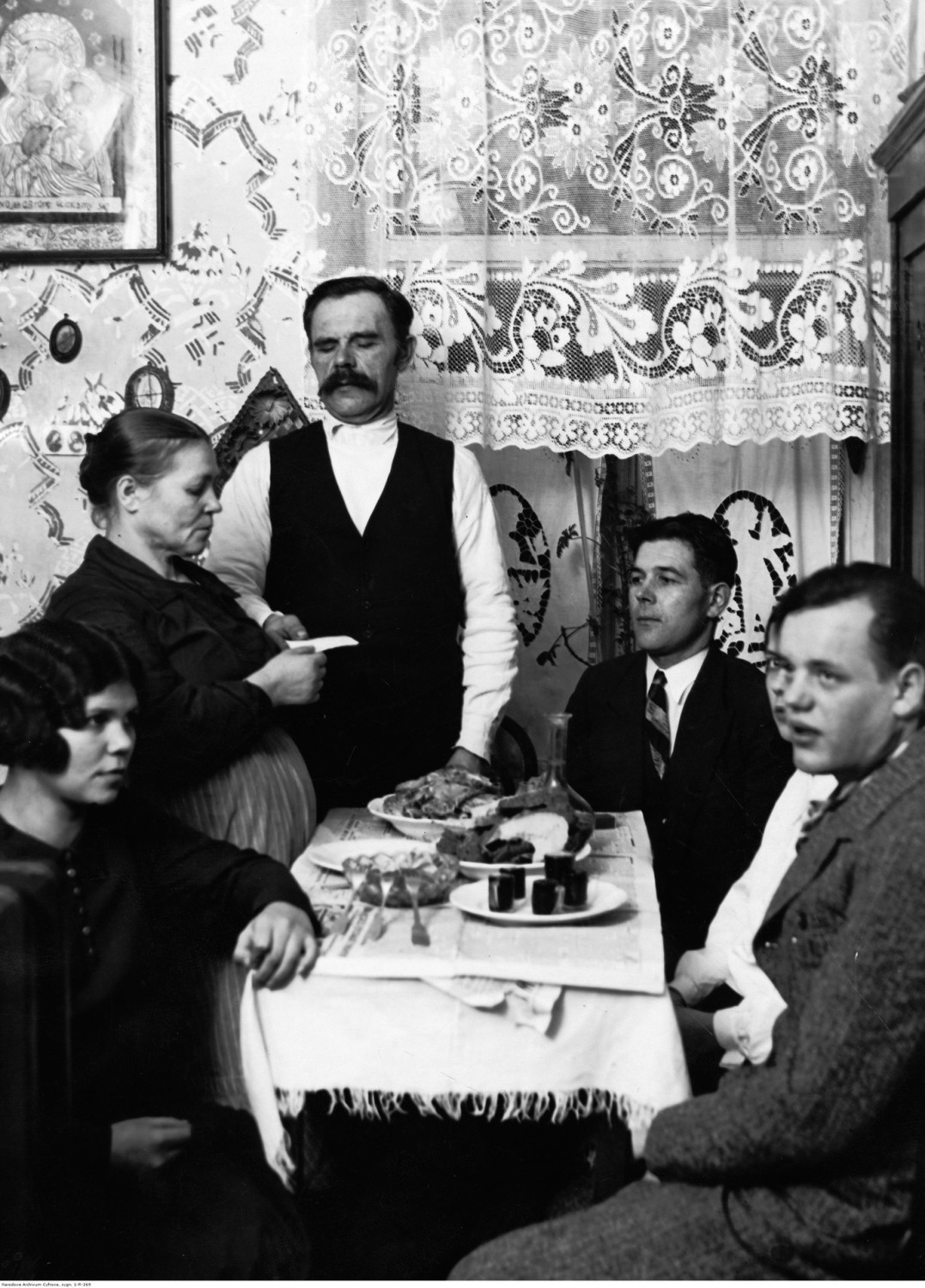 1931Boże Narodzenie w Warszawie - członkowie rodziny przy stole wigilijnym