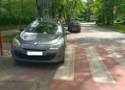 "Mistrzowie parkowania" w Krakowie nie zawodzą. Gdzie oni wjechali? Straż Miejska pokazała zdjęcia z okazji... Dnia Kierowcy Zawodowego