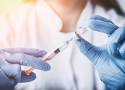 Nowe szczepionki przeciwko Omikronowi już w tym roku. Kto będzie mógł się zaszczepić? Czym są szczepionki biwalentne przeciw COVID-19?
