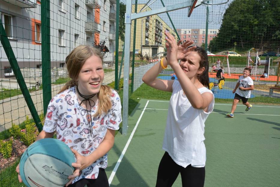 Nie tylko rywalizacja, ale tez dobra zabawa podczas turnieju streetballa w Libiążu