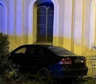 Pijany 24-latek wjechał w mur kościoła w Bielsku-Białej. Stracił prawo jazdy