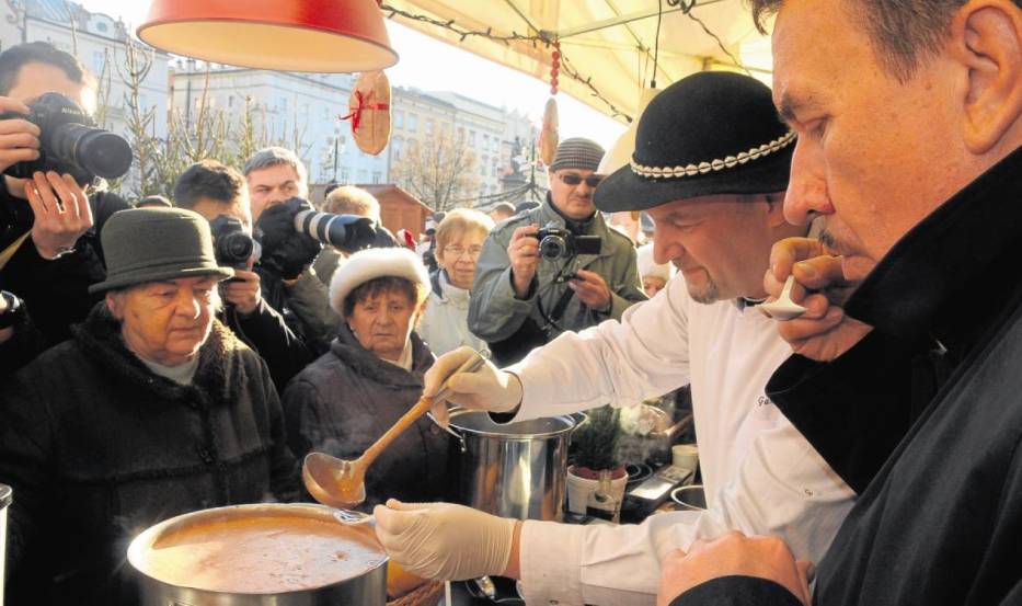 Pysznych zup można spróbować na Festiwalu Małopolski Smak na Rynku Głównym