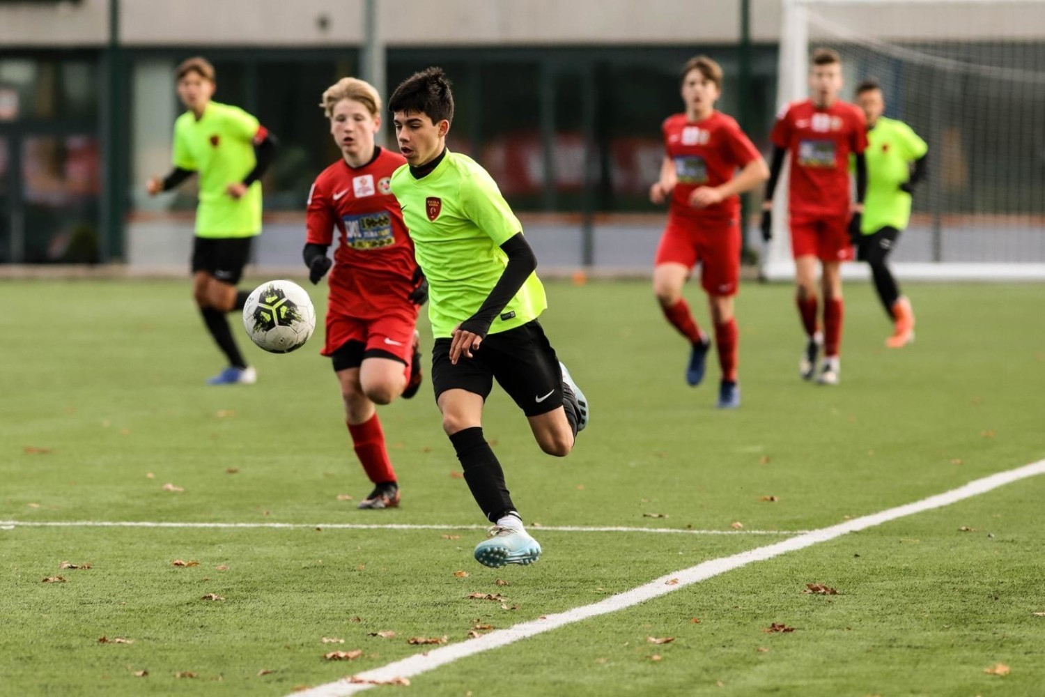 Piłkarze Escoli Varsovia Warszawa niespodziewanie przegrali 0:2 z Polonią Warszawa i skomplikowali sobie walkę o pierwsze miejsce w grupie A Centralnej Ligi Juniorów U-15