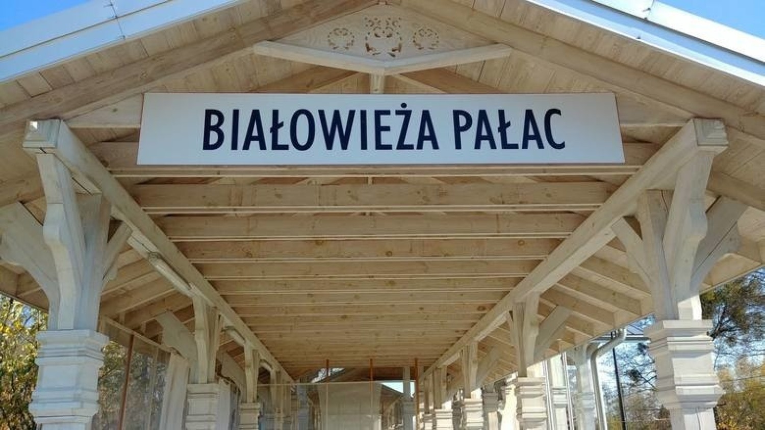 Stacja Pałac w Białowieży Znajduje się w nieczynnej obecnie końcowej stacji kolejowej, położonej w centrum Białowieży