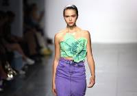 Powraca styl retro i jeden szczególny dodatek. Co zaprezentowano na Fashion Week?
