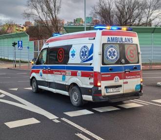 Zderzenie karetki z osobówką na rondzie "Tesco". Kierowca ambulansu nie zawinił