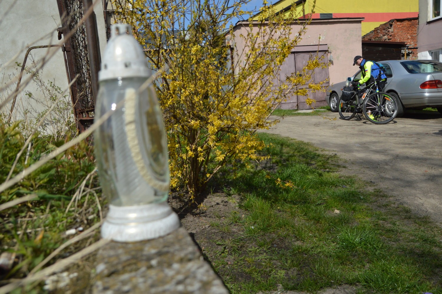 Brat zaginionej mieszkanki Debrzna zapalił pod domem, w którym znaleziono szczątki, znicze i zostawił jej fotografię
