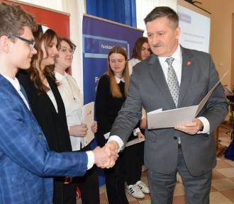Chełm. Najlepsi uczniowie z województwa lubelskiego otrzymali stypendia 