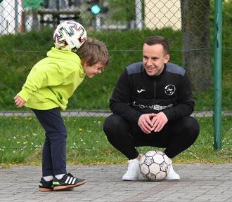 Mistrz futbolowego freestyle uczy dzieci z Gdyni niesamowitych tricków z piłką! 