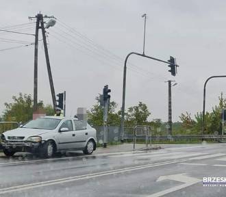 Zderzenie dwóch samochodów na DK94 w Jasieniu, jedna osoba trafiła do szpitala 