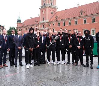 Koszykarze Legii świętują zdobycie wicemistrzostwa kraju. Feta w Warszawie
