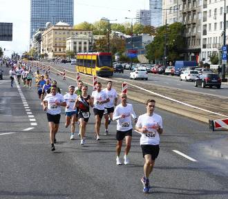 Biegnij Warszawo 2022. Biegacze po raz kolejny zmagali się z trasą 10 km po centrum