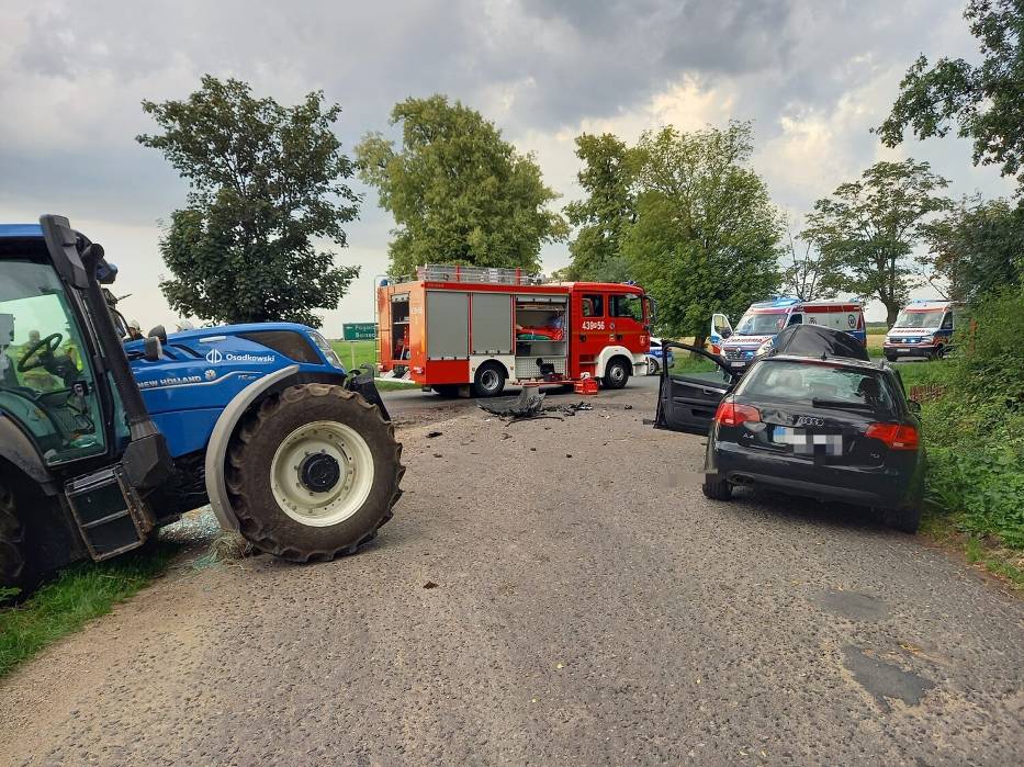 Groźny wypadek na trasie  Pogorzela -  Borzęciczki. Audi zderzyło się z ciągnikiem 