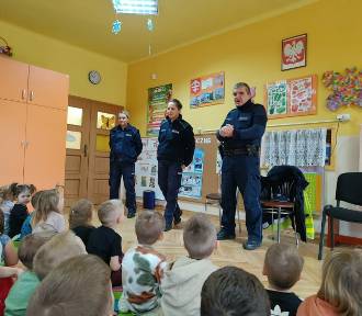 Policjanci na spotkaniu z dziećmi z Przedszkola numer 3 w Jędrzejowie [ZDJĘCIA]