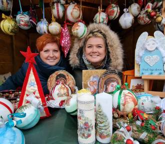 Jarmark Bożonarodzeniowy w Piotrkowie - kolejki przed niektórymi stoiskami ZDJĘCIA