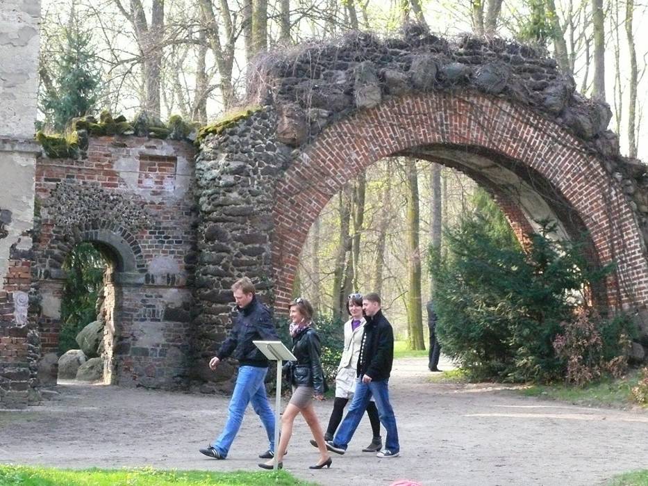 Łuk grecki jest jednym z najciekawszych zabytków parku w Arkadii