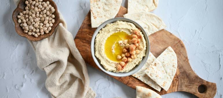 To najzdrowsza pasta. Nasyci i pomoże w odchudzaniu, ale nie każdy rodzaj jest równie dobry! Jak wybierać hummus?