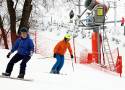 Stok w Kazimierzu Dolnym przyciąga narciarzy. Fani zimowych sportów korzystają z dobrych warunków [ZDJĘCIA]