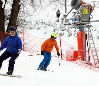 Dobre warunki na stoku w Kazimierzu Dolnym przyciągają narciarzy [ZDJĘCIA]