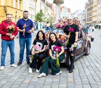 Kwietne samochody promują XXXIV Festiwal Kwiatów w Zamku Książ w Wałbrzychu