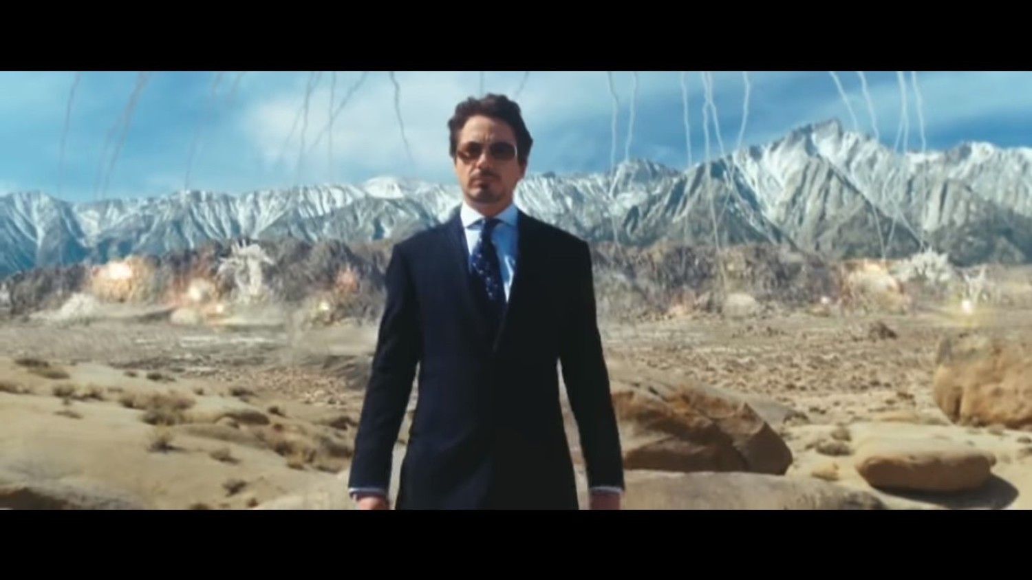 Iron Man – 2008 Tony Stark, który posiada firmę produkującą broń, zostaje raniony firmową bronią i pojmany