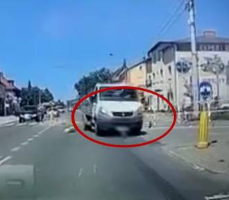 Kierowca dostawczaka potrącił pieszego na pasach - przyczyny wyjaśnia policja [WIDEO]