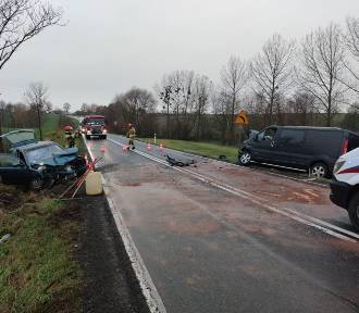 Wypadek na trasie Grudziądz - Łasin. Czołowe zderzenie dwóch samochodów