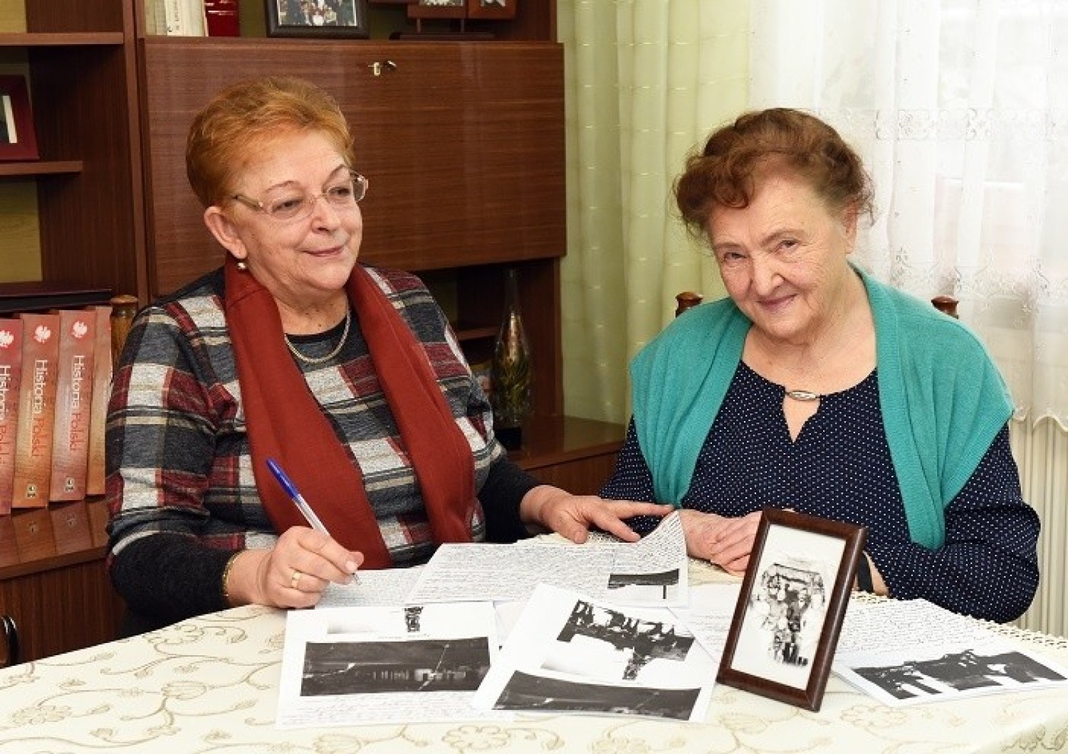Na zdjęciu wnuczka Józefa Włoszka Bernardyna Marusza (od lewej) podczas rozmowy z jego córką Eugenią Ochmanek