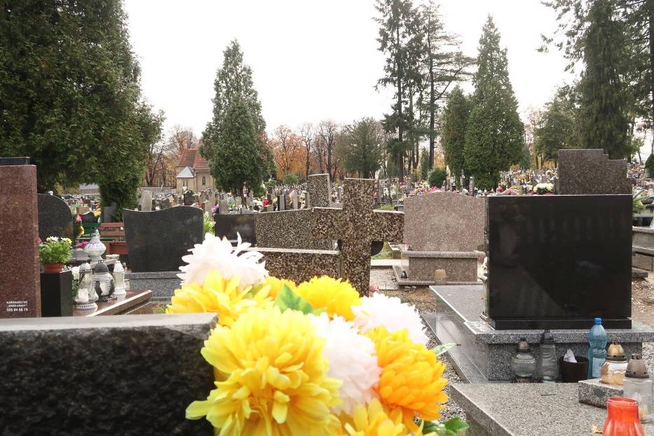 Wszystkich Świętych 2022 w Wałbrzychu: Organizacja ruchu przy cmentarzach, utrudnienia, ograniczenia, parkingi