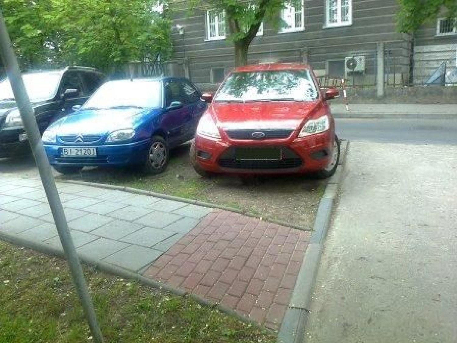 Na przeciwko jest wejście do policyjnego kasyna