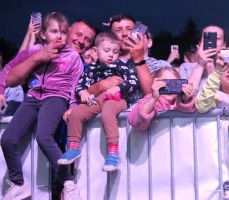 Tłumy mieszkańców na koncercie Tribbsa podczas Juwenaliów w Piotrkowie ZDJĘCIA