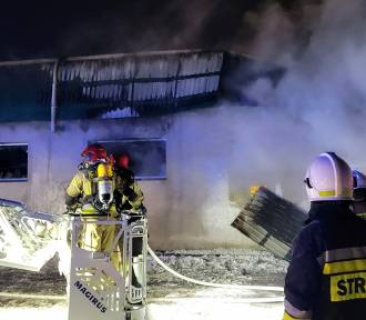 Pożar w Suwałkach. Palił się dach magazynu przy ul. Sportowej 