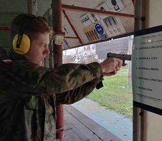 Młodzież z Chełmna i Grudziądza uczyła się strzelać z karabinów. Zdjęcia