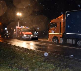 Tragedia na drodze. Mężczyzna zginął pod kołami ciężarówki w gminie Zelów