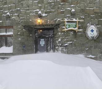 Schronisko pod Klimczokiem otoczone śniegiem! Bardzo trudne warunki w Beskidach