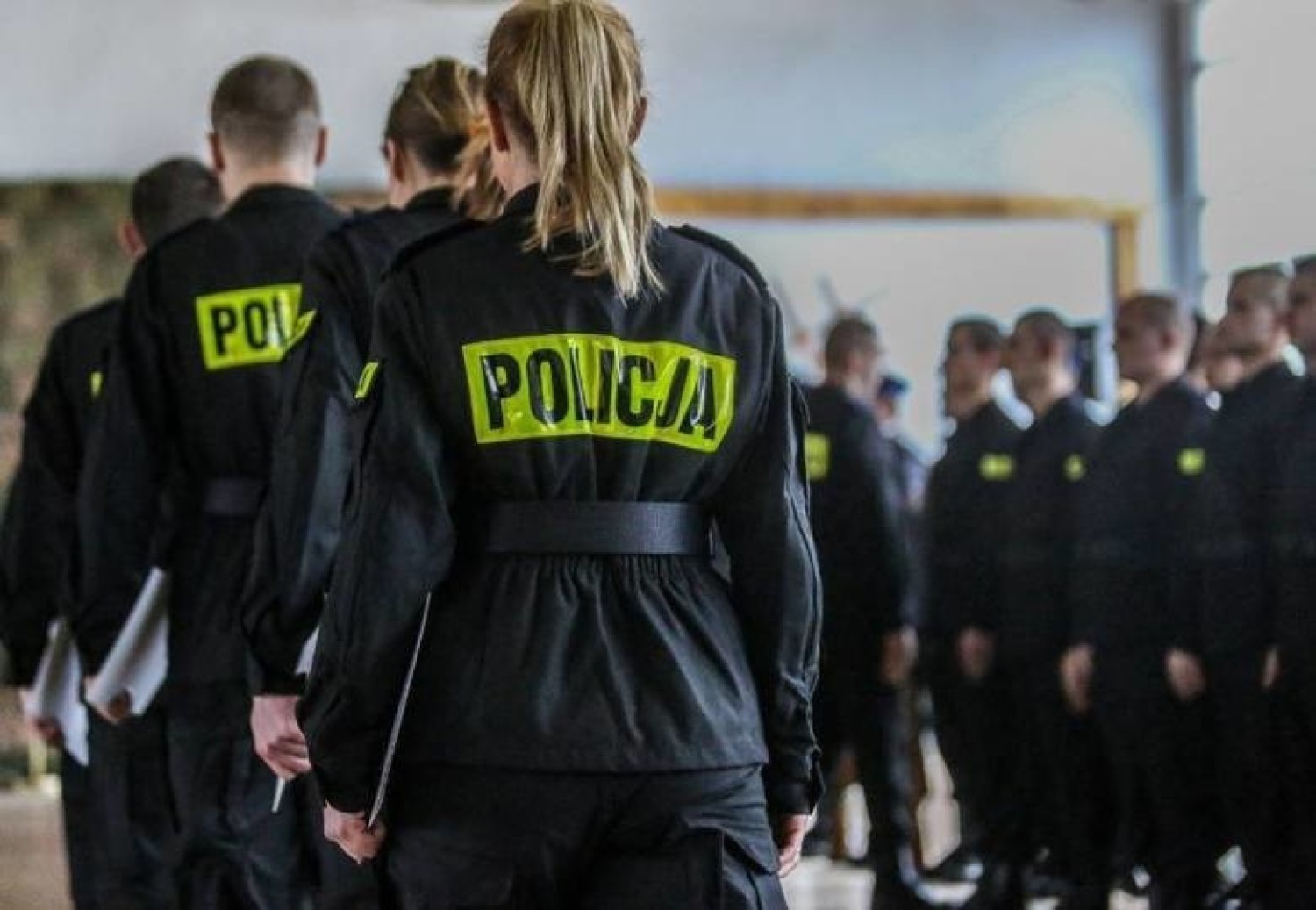 Ile zarabia policjant? Zarobki policjantów wg stanowiskStanowisko: PolicjantGrupa zaszeregowania: 2Zarobki: 2 830 zł