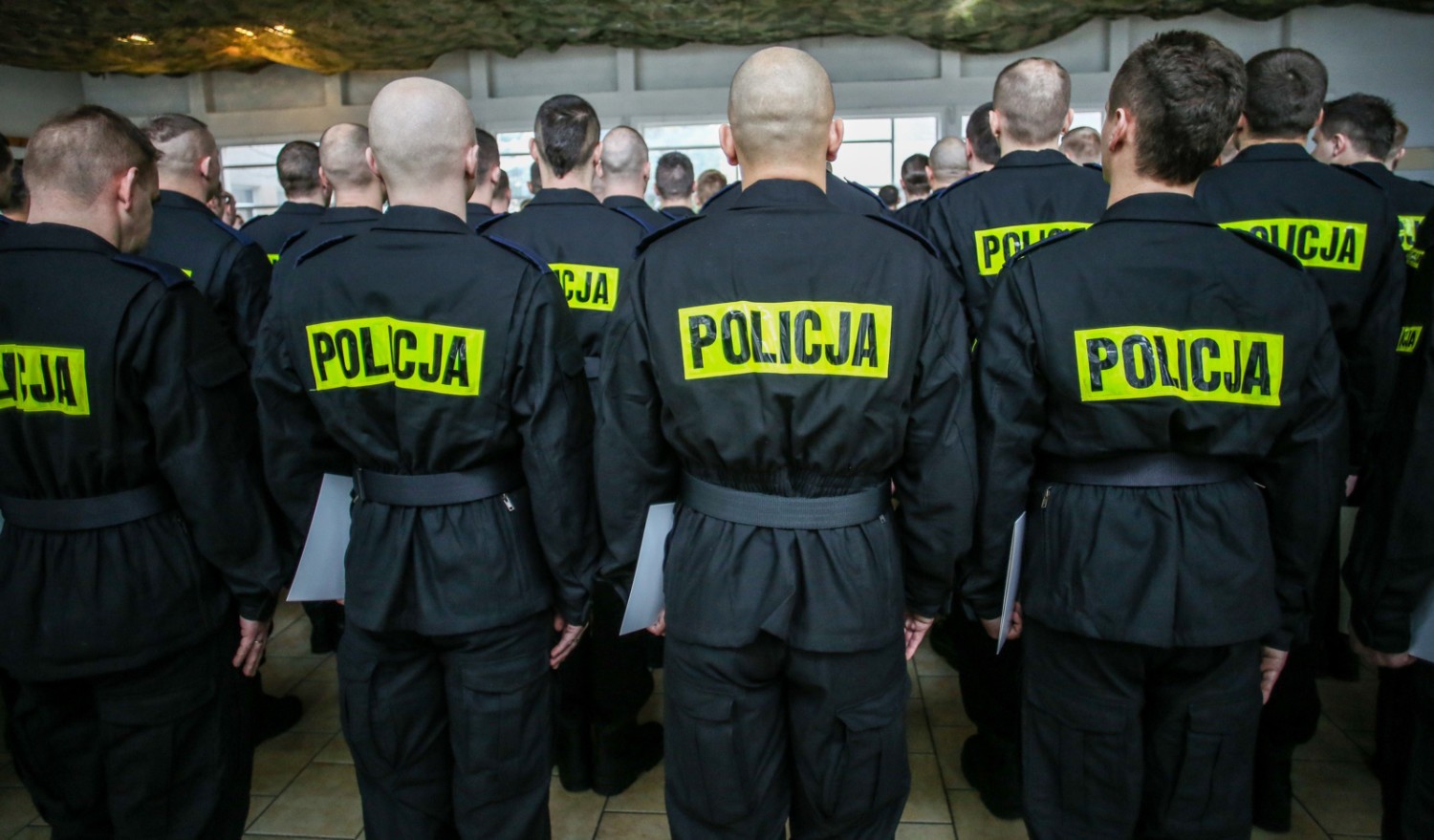 Ile zarabia policjant? Zarobki policjantów wg stanowiskStanowisko: KursantGrupa zaszeregowania: 1Zarobki: 1 939 zł