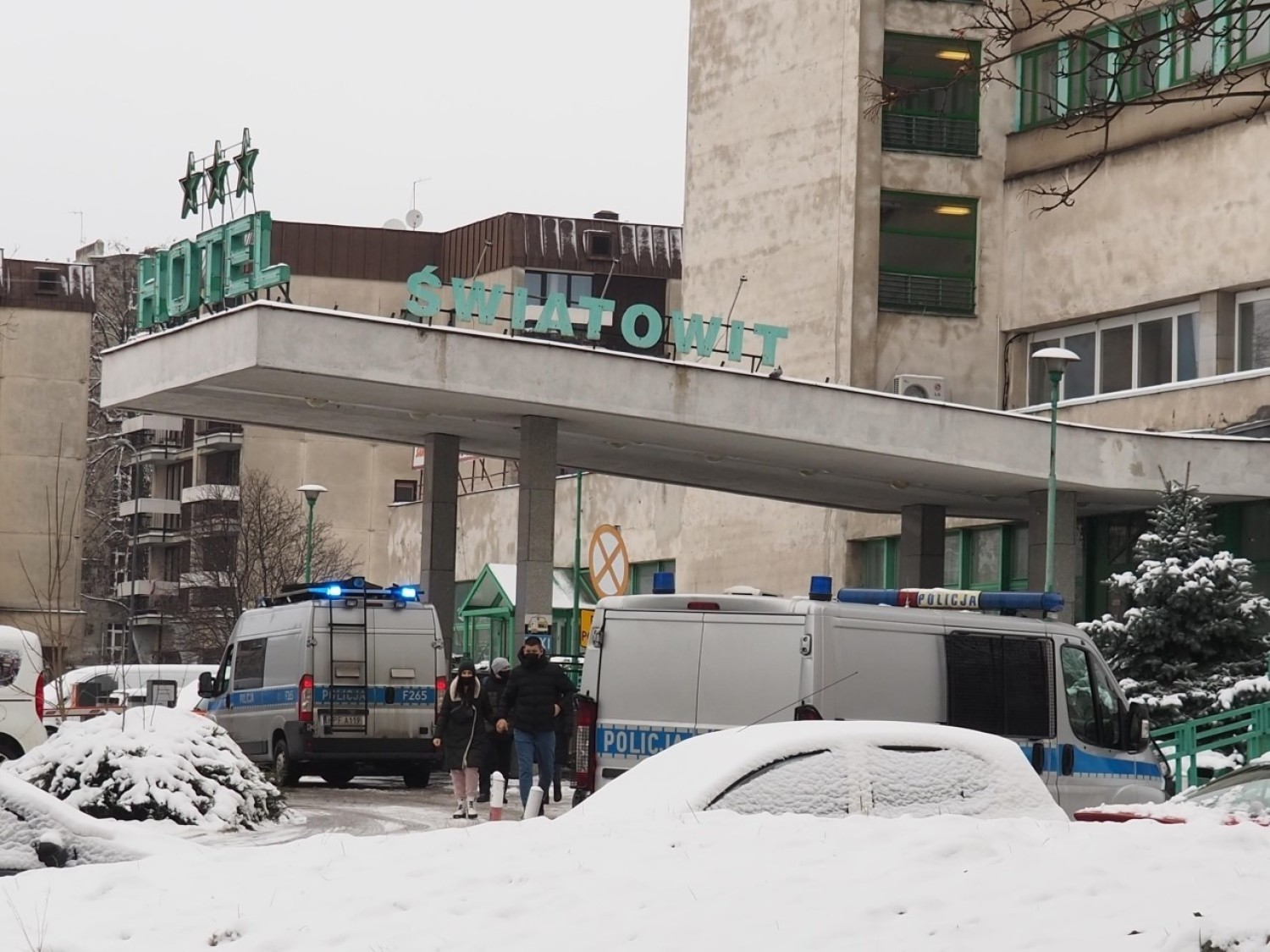 Na razie wiadomo, że desperat wynajmował pokój w celach pracowniczych (z powodu lockdownu obiekt przy al