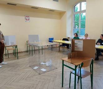 Wybory w Krakowie. Rano w komisjach tłumów nie było