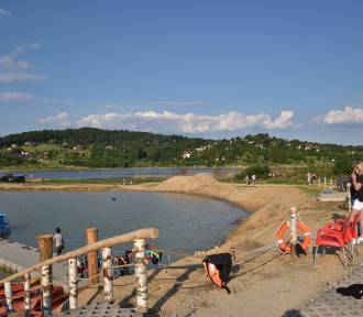 Plażowanie "na dziko" nad Jeziorem Mucharskim. Niewykorzystany potencjał?