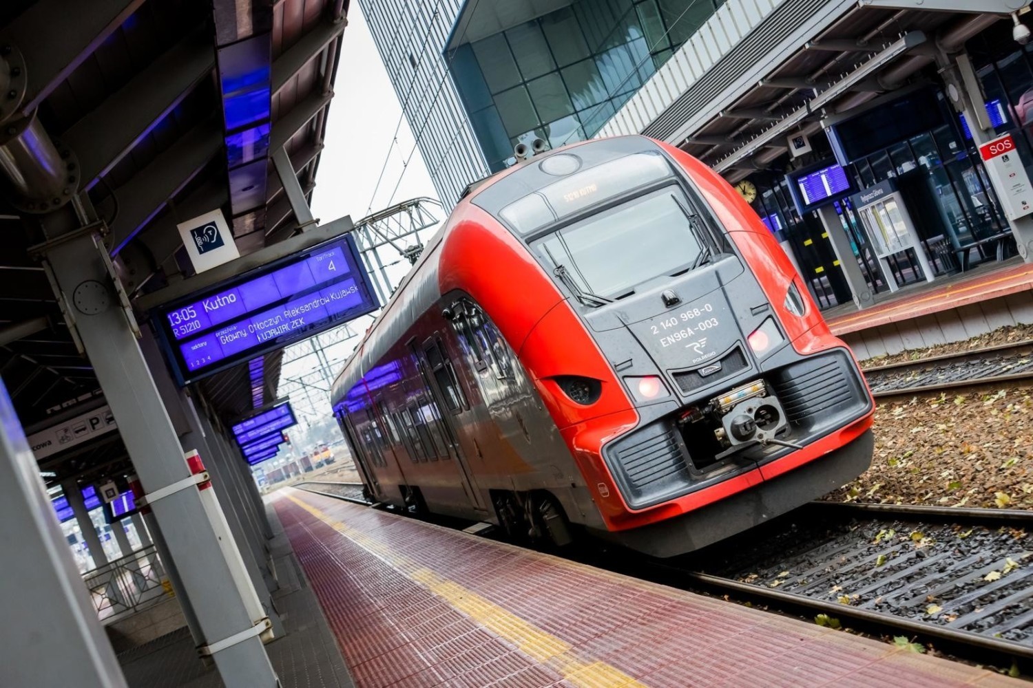 Jak ujawnił Super Express, kasjerzy biletowi PKP zarabiają około 3 600 zł brutto, choć w dużej mierze zależy to od lokalizacji