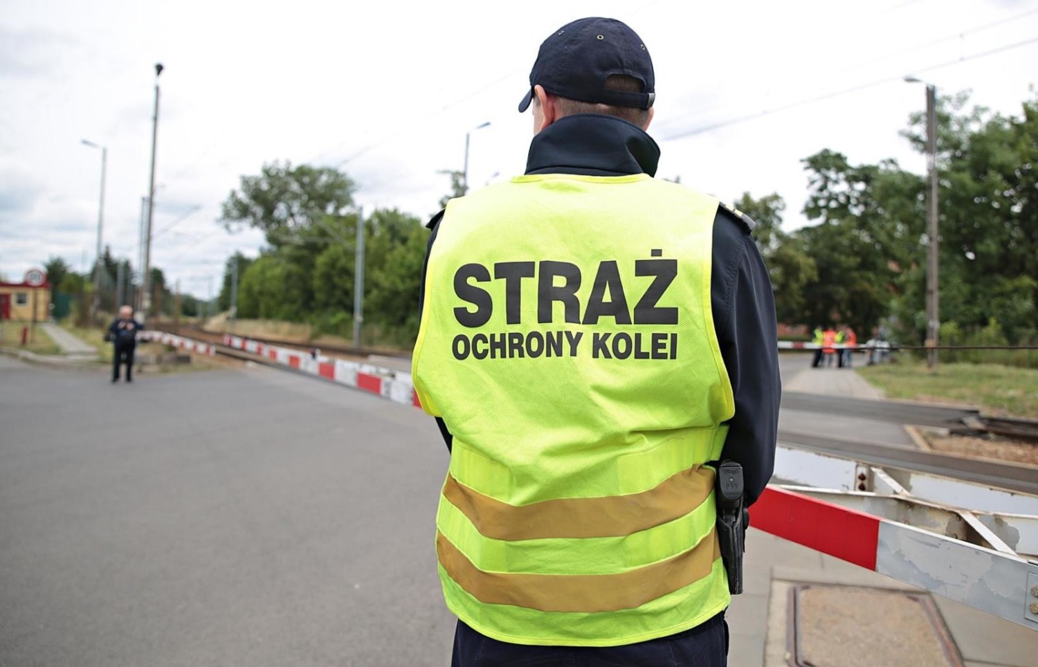 Straż Ochrony Kolei to umundurowana i uzbrojona jednostka, której zadaniem są wszelkie działania związane z ochroną życia i zdrowia ludzi oraz mienia na obszarze kolejowym oraz kontrola przestrzegania przepisów
