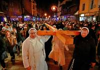Droga krzyżowa na Krupówkach. Wierni z Zakopanego modlili się niosąc drewniany krzyż 