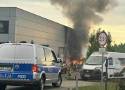 Pożar w Sosnowcu! Płoną auta w salonie samochodowym w Środuli. Ogień uszkodził też elewację budynku. Sprawę bada policja