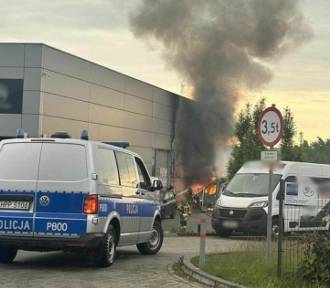 Pożar na terenie salonu samochodowego w Sosnowcu-Środuli. Są duże zniszczenia